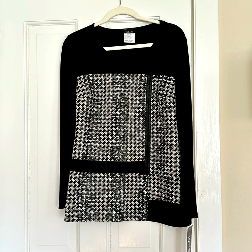 Super cute comfy and tailored top. 52% Cotton 44% polyester 4% spandex